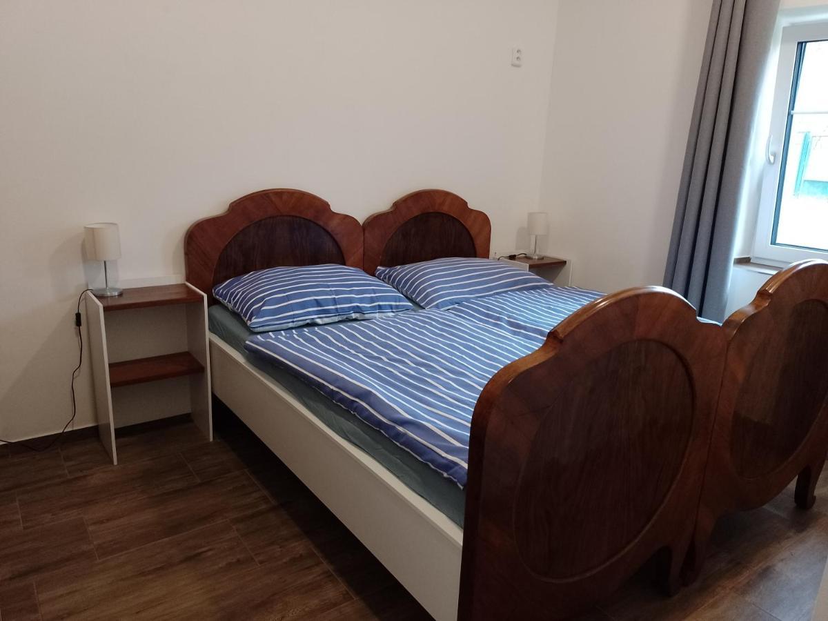 Penzion Litohlavy 17 - Na Samote U Lesa Kraluv Dvur Exterior photo